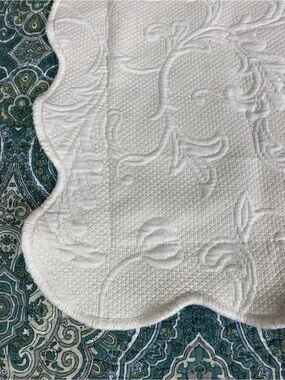 Matelasse Scalloped White Accent Pillow Cover -Colchas Domingo’s cream